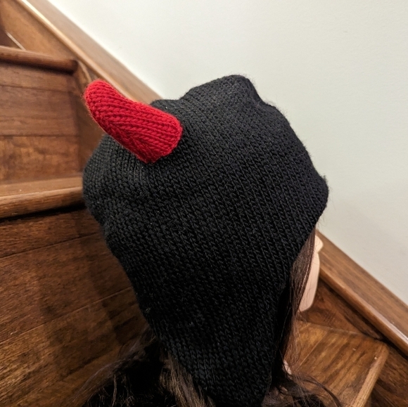 DELUX Knit wits devils hat. Wool, Adult size - Picture 5 of 8